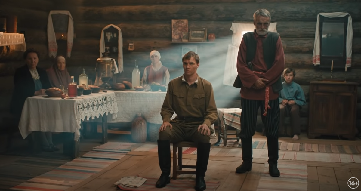 Старший родственник сурово следит, чтобы было всё по обычаю.