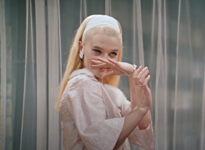 Кадр из фильма "Бриллиантовая рука" Начало неподражаемого танца Светличной.