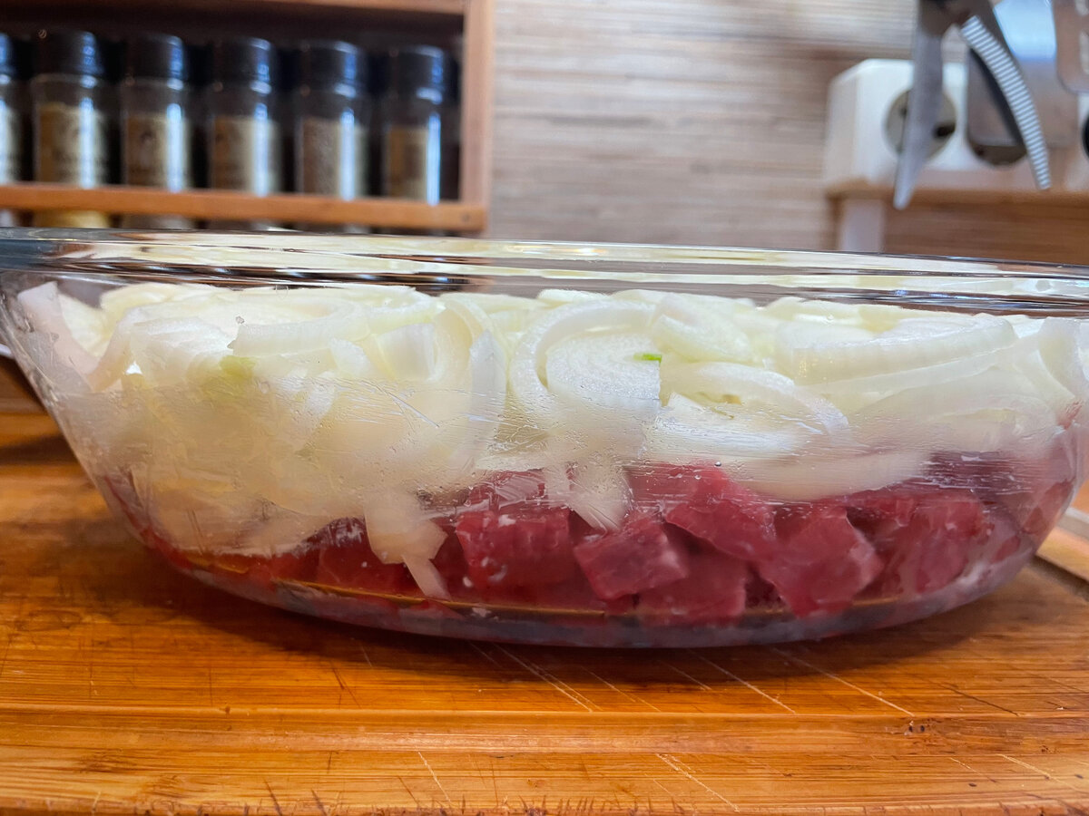 Вот как на фото, мясо сверху лук.