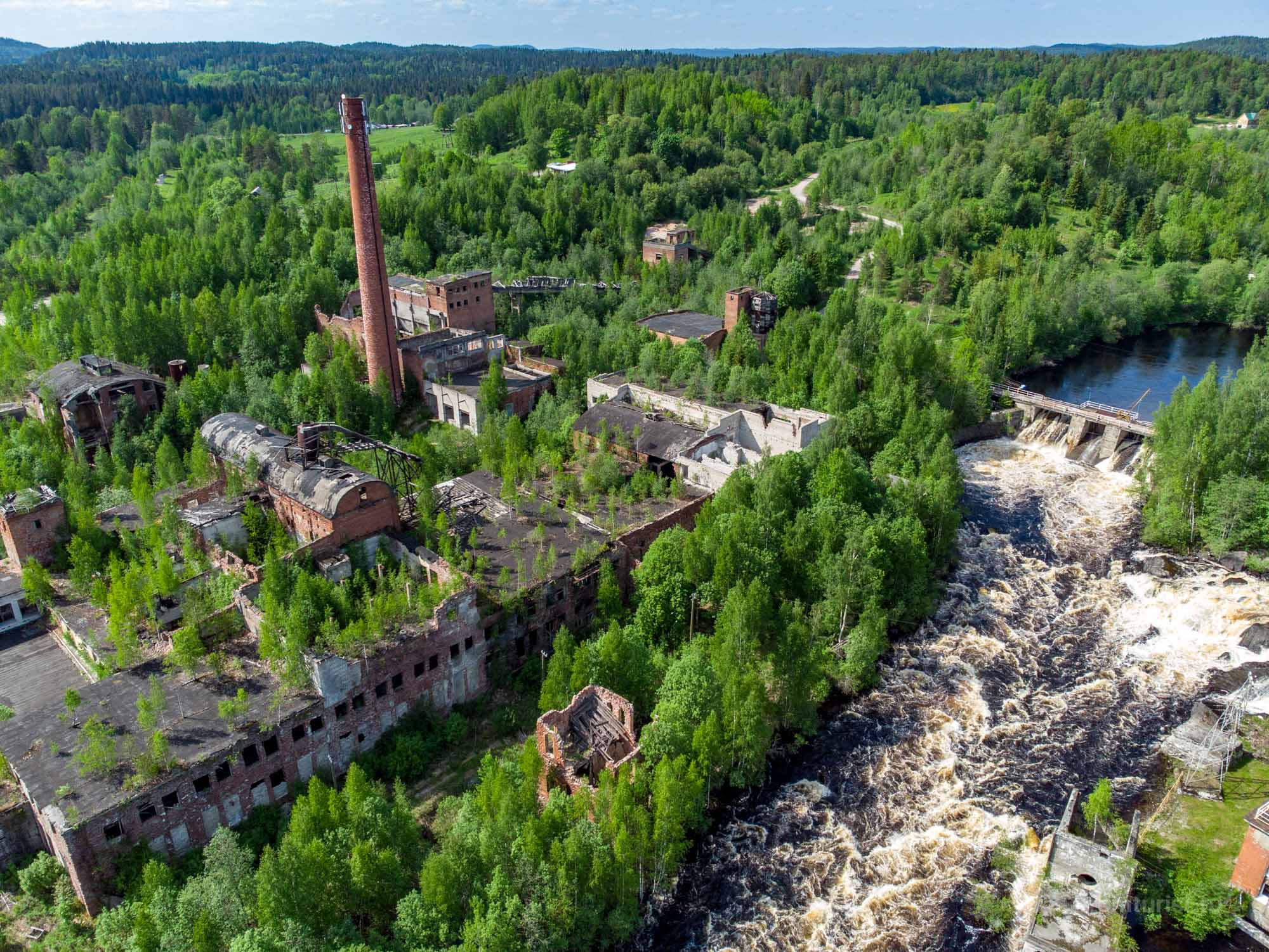Что посмотреть в Карелии, если надоели комары. Руины заброшенной бумажной фабрики в Харлу ???1