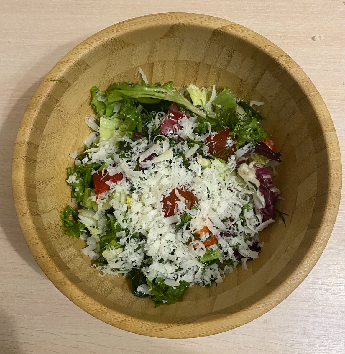 Цезарь-боул с маслом зародышей пшеницы: листовая зелень, шпинат, черри, щепотка тертого сыра, щепотка сушеного базилика. Не добавила кусочков курицы, но они там есть. 