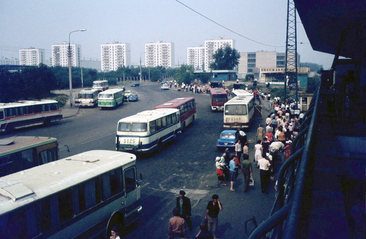 Площадь перед станцией метро Ждановская