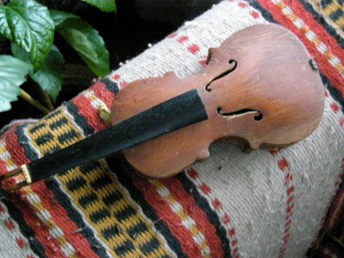 Одна из скрипок, сделанная Юрием Павловичем