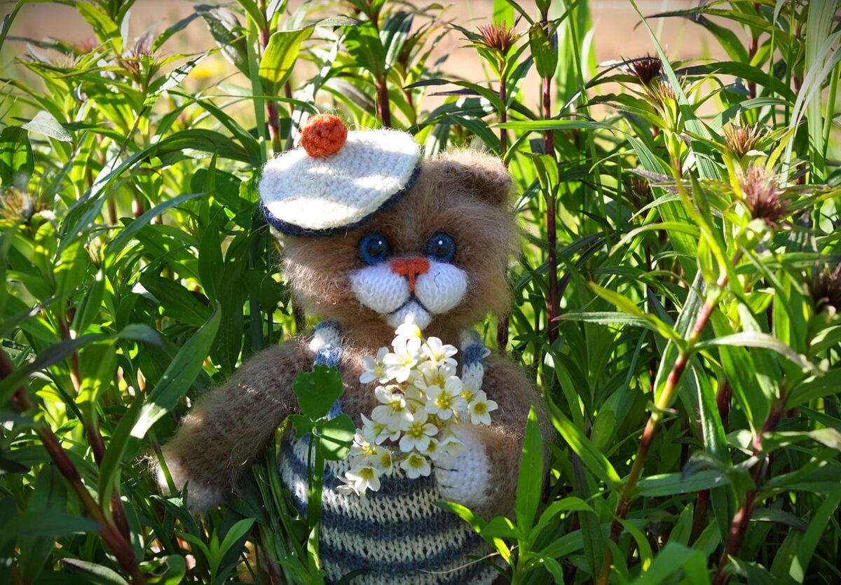 Паспортные данные - Матроскин , кот , связан из мохера в смешанной технике спицами и крючком . Лапы веером гнуть умеет . Хвост держит по ветру . И ничто человеческое ему не чуждо . Рост 30 см. Морская душа и беретка в наличии.