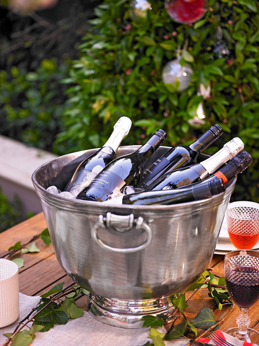 Классический процесс приготовления шампанского подразумевает несколько этапов кропотливого труда. Начинается он с сортировки сырья, в нем должны быть только лучшие ягоды.-2