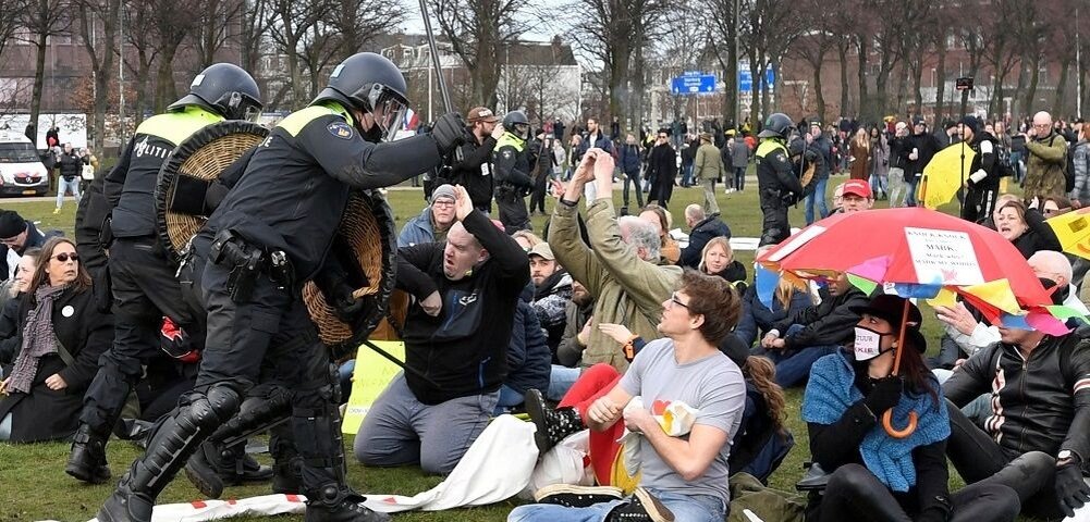 Митинг против военной базы на территории Норвегии