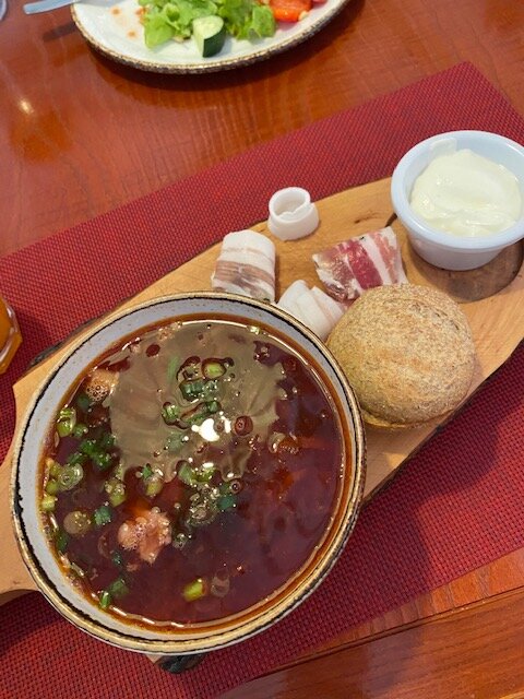 Очень вкусный борщ с салом и сметаной.