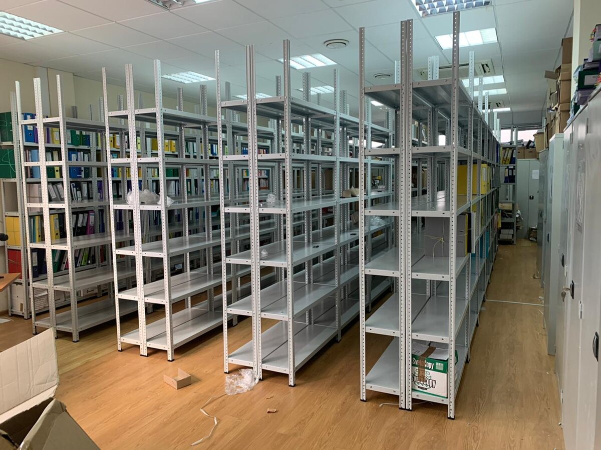 Пример установки металлический стеллажей на складе