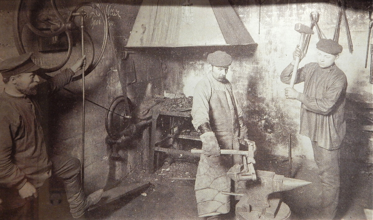 В кузнечной мастерской (фото сделано в музее "Разночинный Петербург")