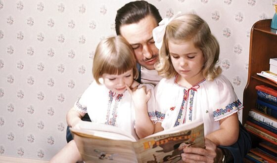 Уолт Дисней с детьми