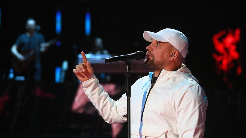 Выступление Басты на церемонии награждения премии «Новое Радио Awards».