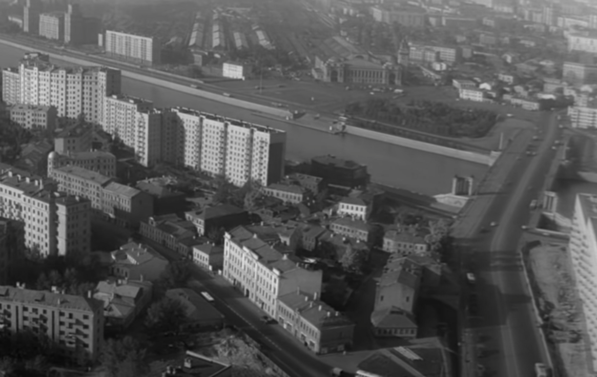 Район и сейчас выглядит примерно также. Построили только торговый центр "Европейский", да пешеходный мост устроили. А колоннады Бородинского моста до сих пор на своём месте.  