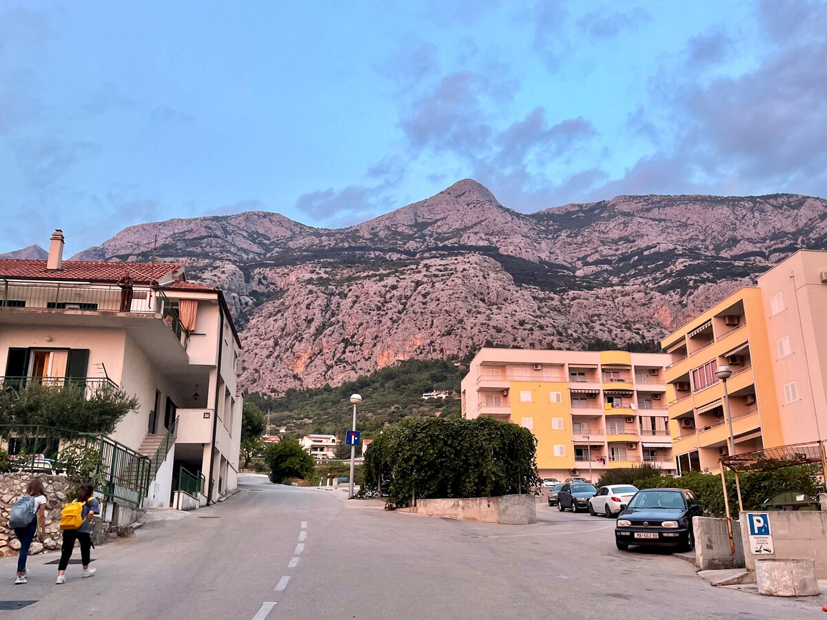 Улицы Макарска на закате. Фото автора