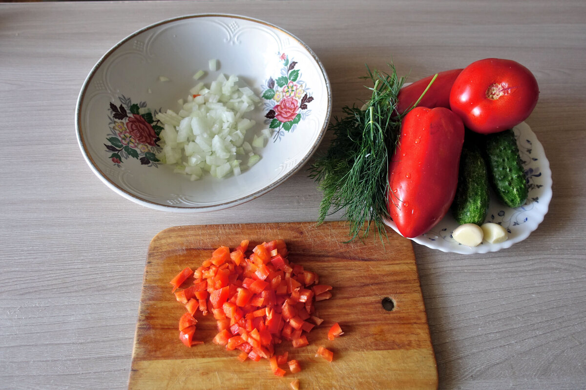 Съемка начата в середине процесса: репчатый лук и болгарский перец уже мелко порезаны, остальные овощи подготовлены