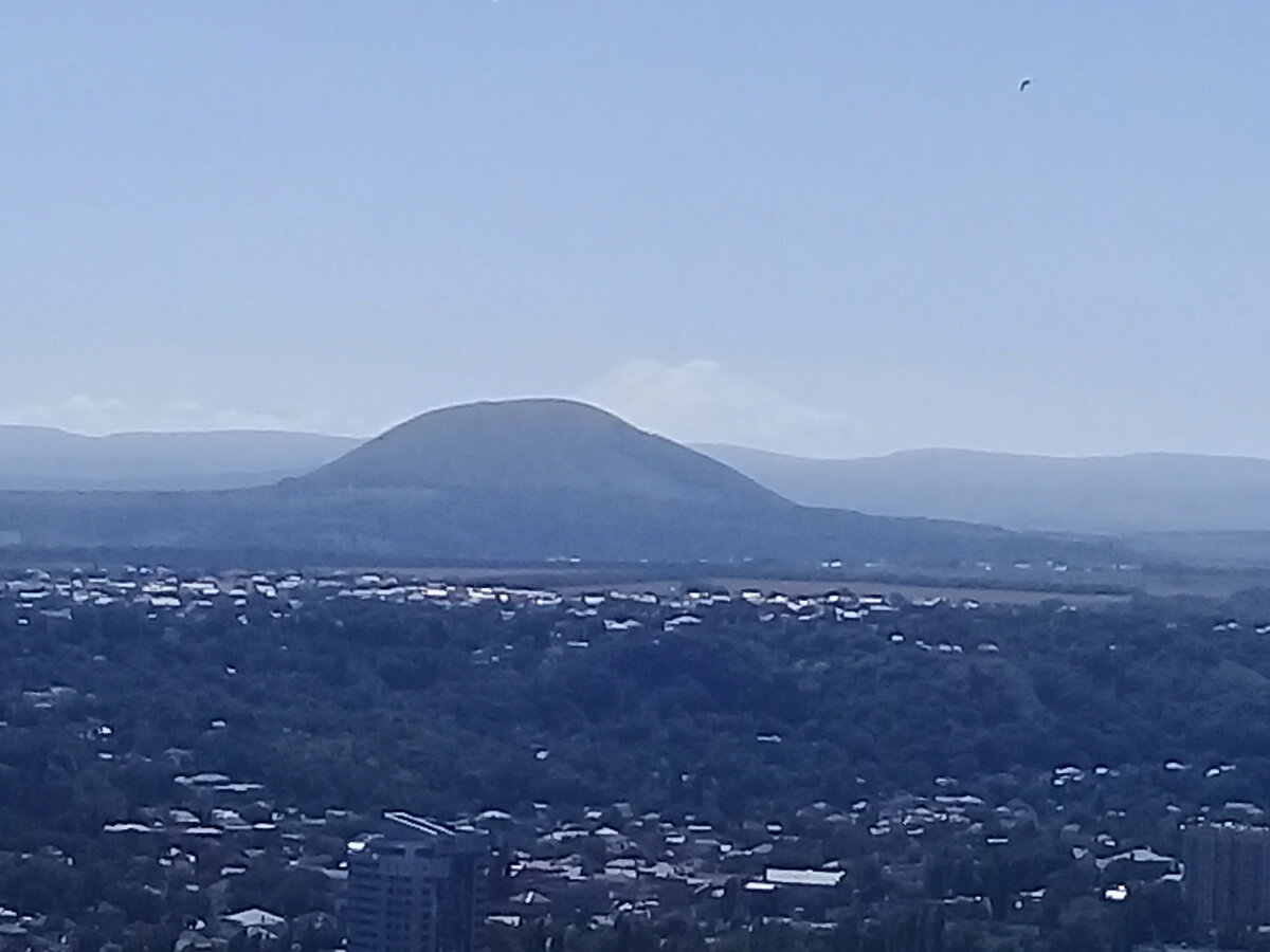 Призрак Эльбруса - вид с верхних склонов Машука.