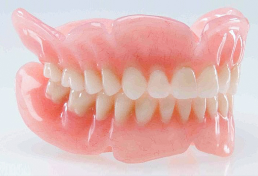 Акриловый зубной протез. Фото из открытых источников.