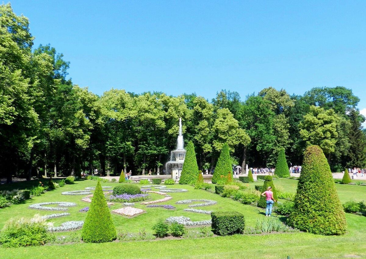 Один из живописных видов Петергофского парка.
