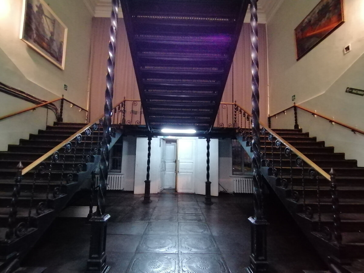 Здание бывшего главного управления Нижнетагильского горнозаводского округа Демидовых. Сейчас располагаются выставочные залы музея-заповедника. Фото автора