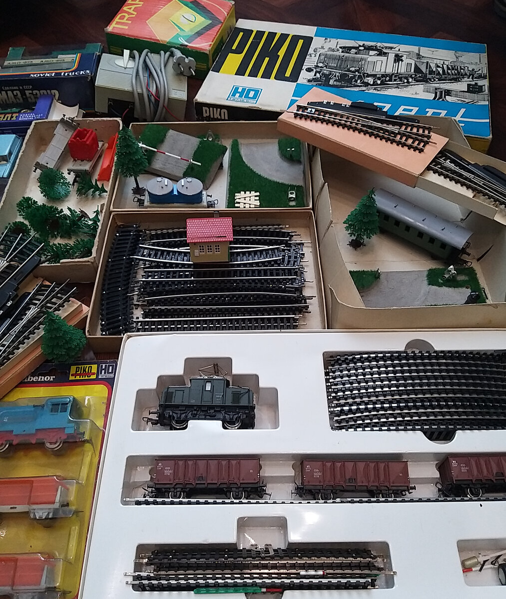 Стартовый набор ж/д Piko Expert, производства ГДР и дополнительные акссесуары. Выпуск 1970-е гг прошлого века. Фото автора