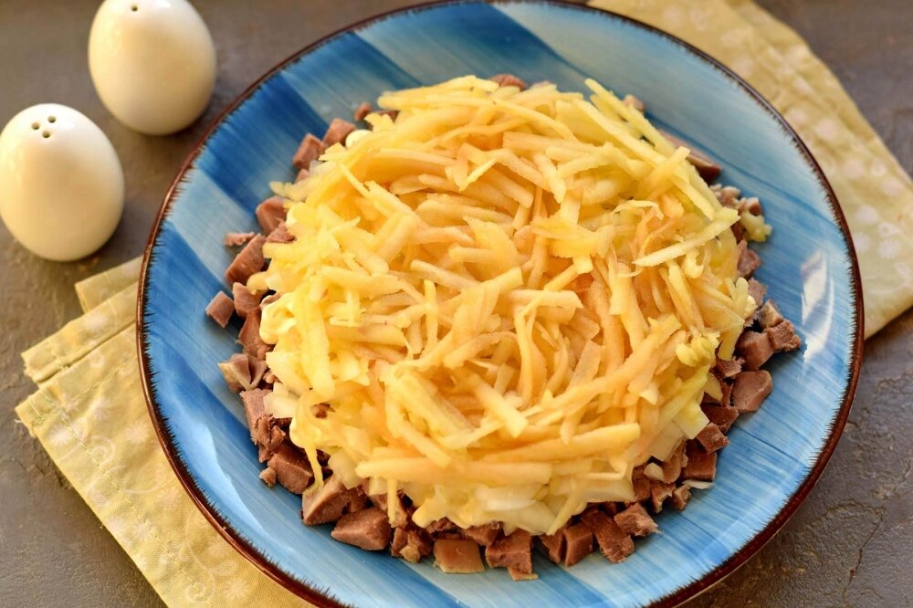 Салат с говядиной и яблоком