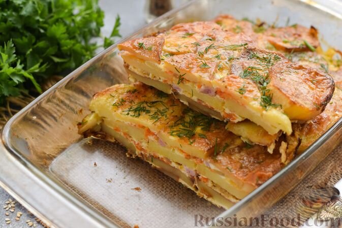 картофель, ветчина, лук репчатый, морковь, масло растительное, сыр твёрдый, яйца, сметана, соль, перец чёрный молотый, зелень укропа