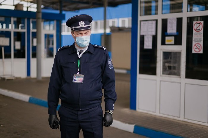 Молдавский пограничник в аэропорту. Источник: border.gov.md