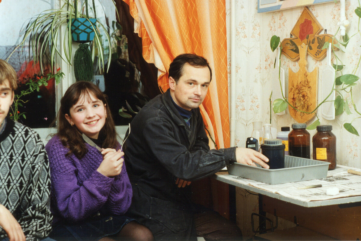 1994 год. Я обрабатываю СФ плёнки Е-6, с рекламными съёмками мебели во время занятия с учениками фотокружка. Использовался набор химикатов «Kodak Hobby-Pac» и обычный фотобачок.