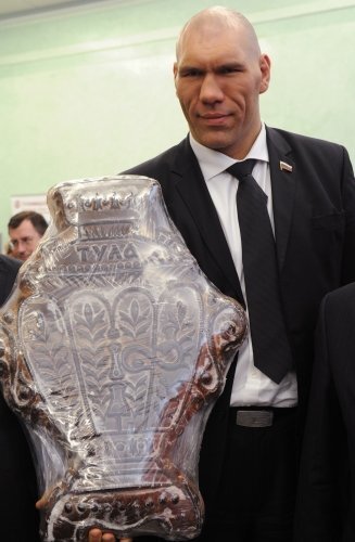 Большому человеку - большой пряник!