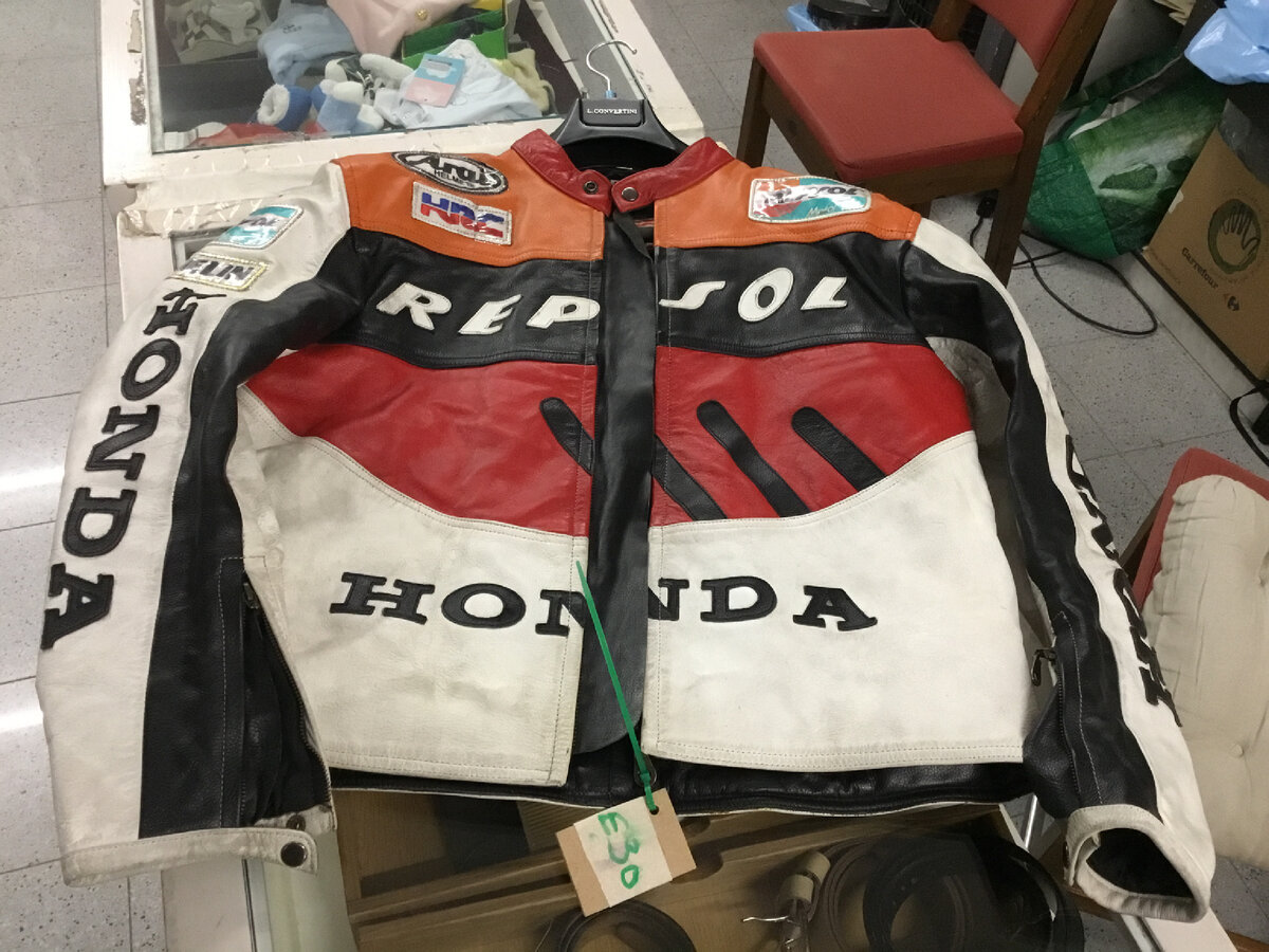 Мотоциклетная кожаная куртка, малость потрепана ветром, но крепкая. Оценили в 30 евро. Размерчик явно не Ренато… Да и стиль тоже не его.