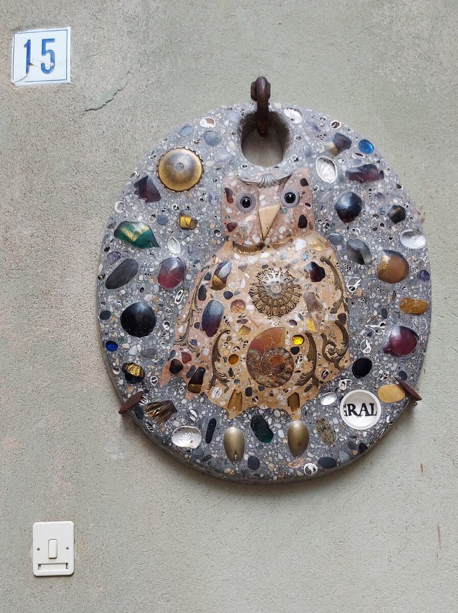 Эта красота сделана чьими-то умелыми руками и висит у входной двери жилого палаццо в Финалборго