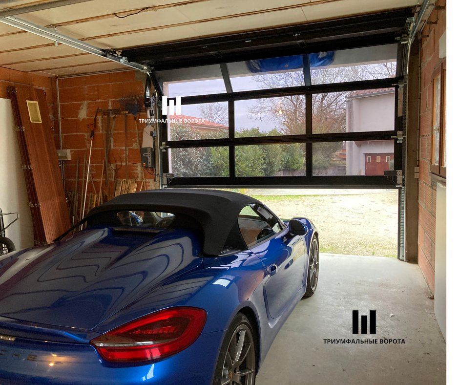 Вид изнутри.  Ворота Hormann с остеклением Vitraplan