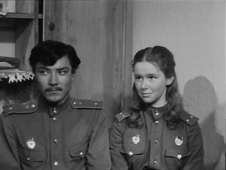 Быков когда-то на самом деле хотел стать летчиком. Но в училище его не взяли – оказался мал ростом. Поэтому кино о военных асах стало для него данью уважения юношеской мечте.-5