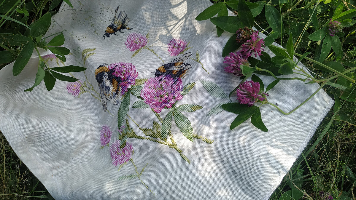 "Шмели в клевере", готовая работа, лето 2021