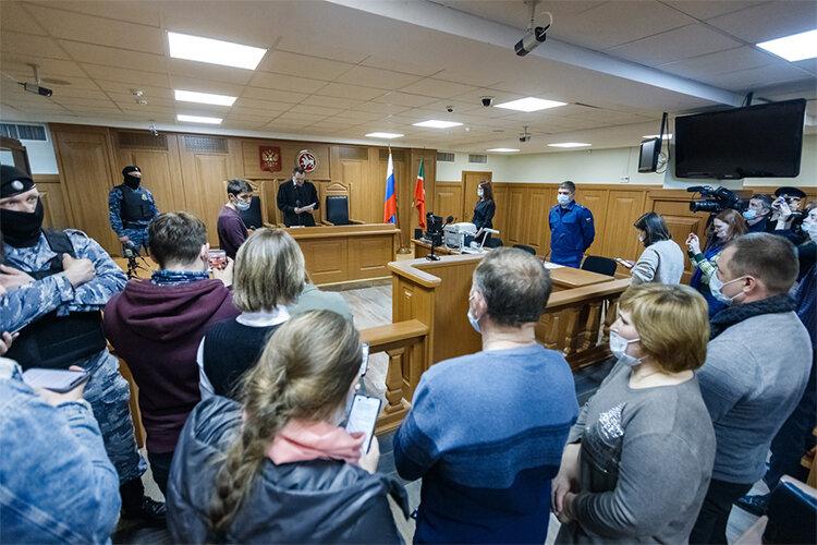Кроме многочисленных журналистов на заседание пришли родители жертв трагедии, а также ученики, которые пережили нападение, потеряли друзей