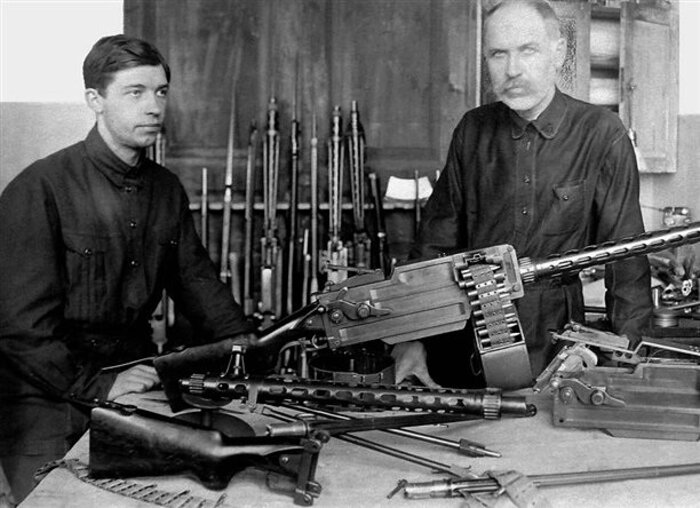 Токарев (справа) у станкового пулемёта системы Максима-Токарева образца 1925 г. // histrf.ru
