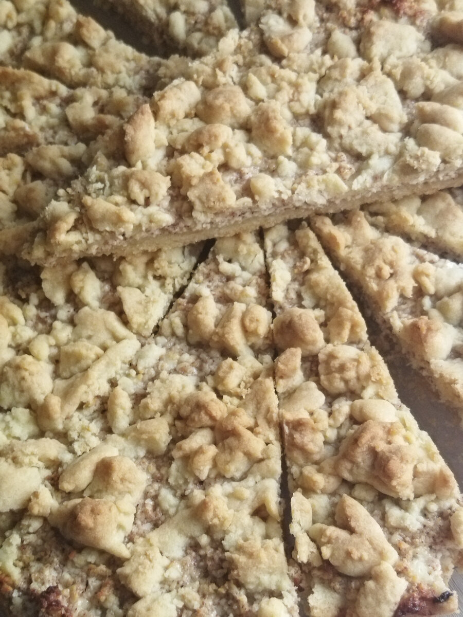 Если к вам неожиданно пришли гости и вы не знаете чем их угостить. Предлагаю вам испечь вкусную творожную ватрушку. Тесто нежное, песочное .Начинка м-м-м вкуснятина. 