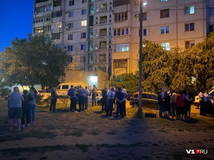 Тем временем люди не расходятся с места трагедии, возле многоэтажки дежурят десятки сотрудников полиции