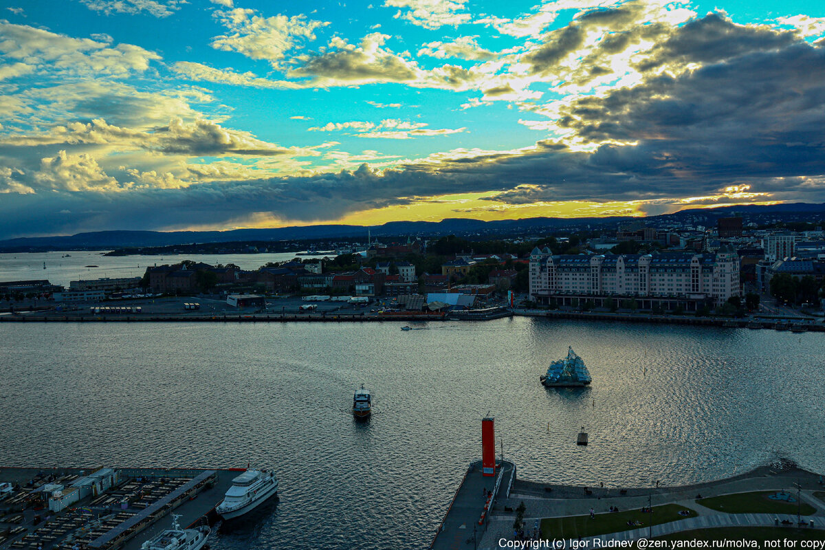 Зато вид с последнего этажа музея на закате открывается великолепный