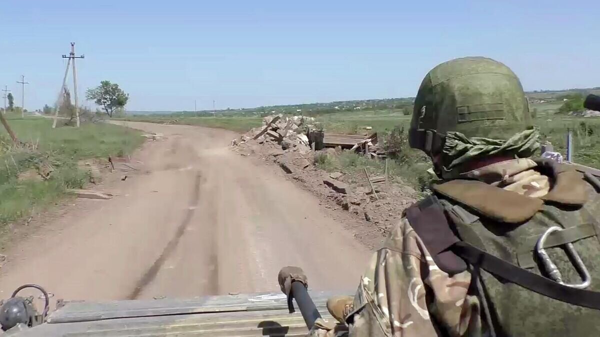    Военнослужащий Народной милиции ДНР в районе Авдеевки. Кадр видео© Народная милиция ДНР