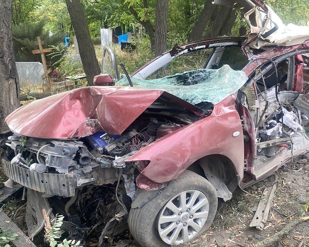 Что произошло в красном. Авария в Красном Сулине. Машина врезалась в дерево.