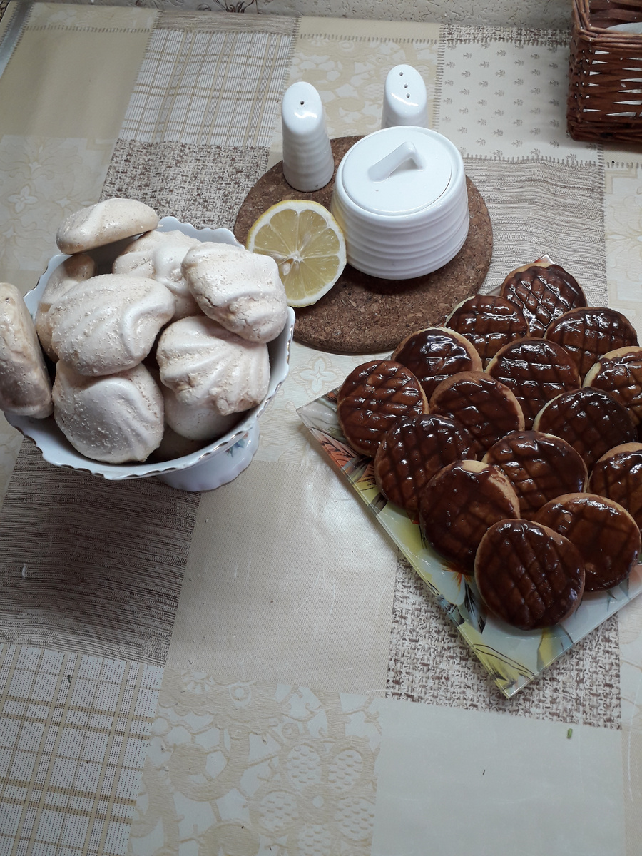 Безе и печенье домашнего приготовления.