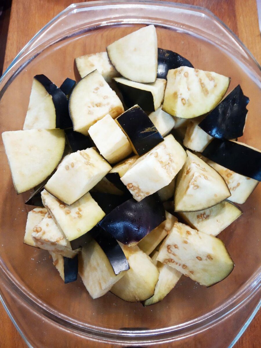 Баклажаны разрезаем на части или кружочки