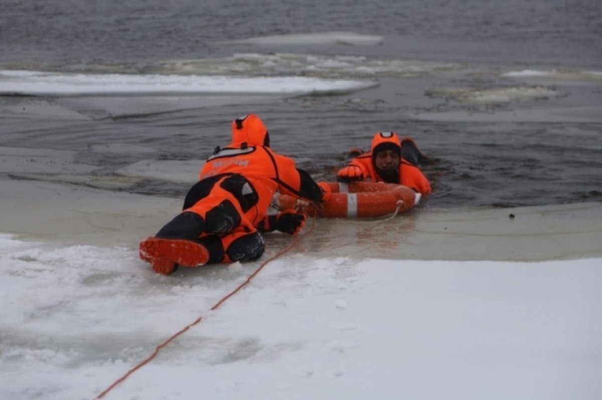    Тело провалившегося под лед рыбака достали из озера под Бором