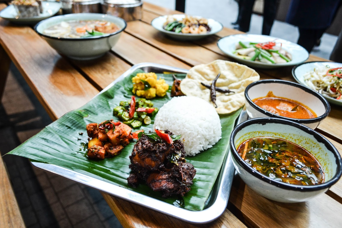 Кухня малайзии. Малазийская кухня. Малазия: Наси Лемак. Малайзия уличная еда. Стрит фуд в Малайзии.