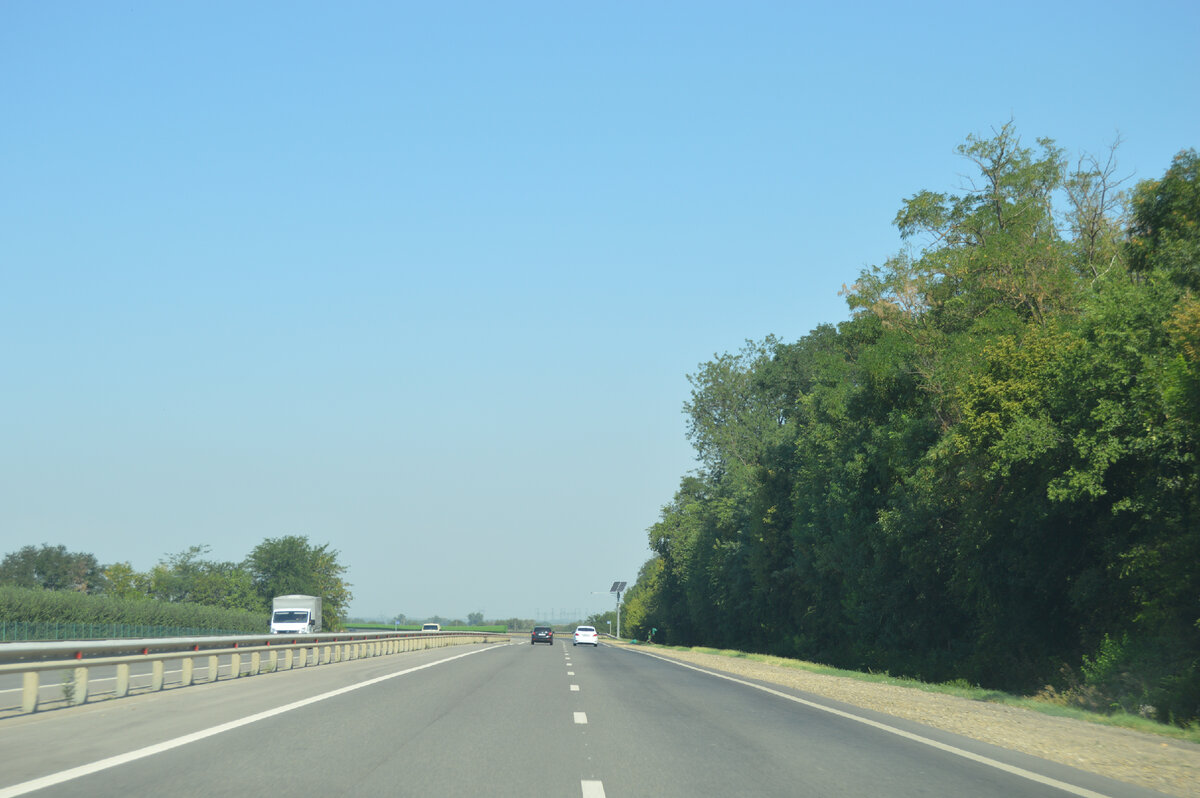 Фото автора. 21.08.2023. Дорога из краевого центра Кубани. Жара под 40. Салон охлаждает климат контроль.