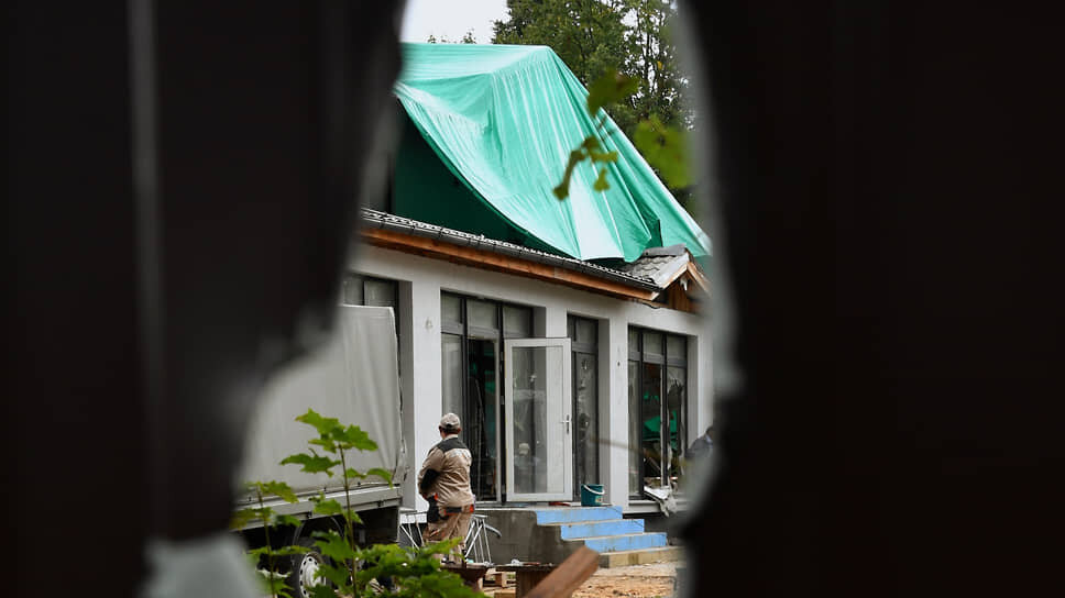 Фото: Ирина Бужор / Коммерсантъ📷Пострадавший дом на улице Спортивная в Химках