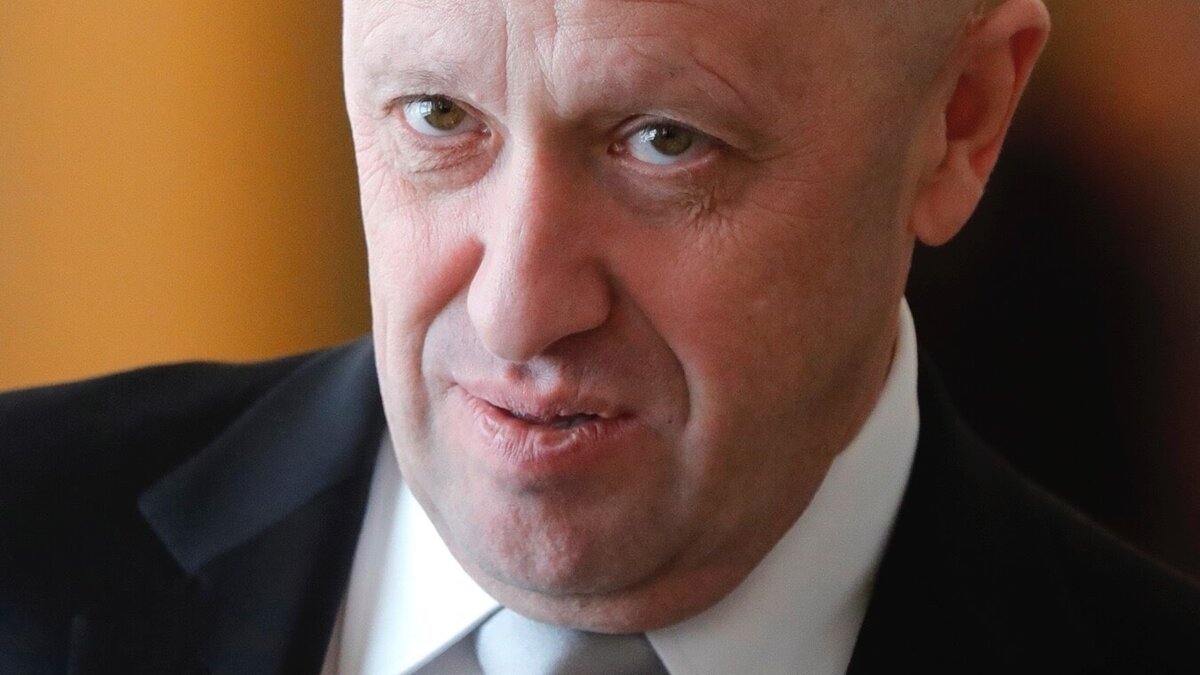     Портреты Евгения Пригожина и логотипы ЧВК «Вагнер» предлагают купить в виде постеров на стену, наклеек на телефон и футболок.