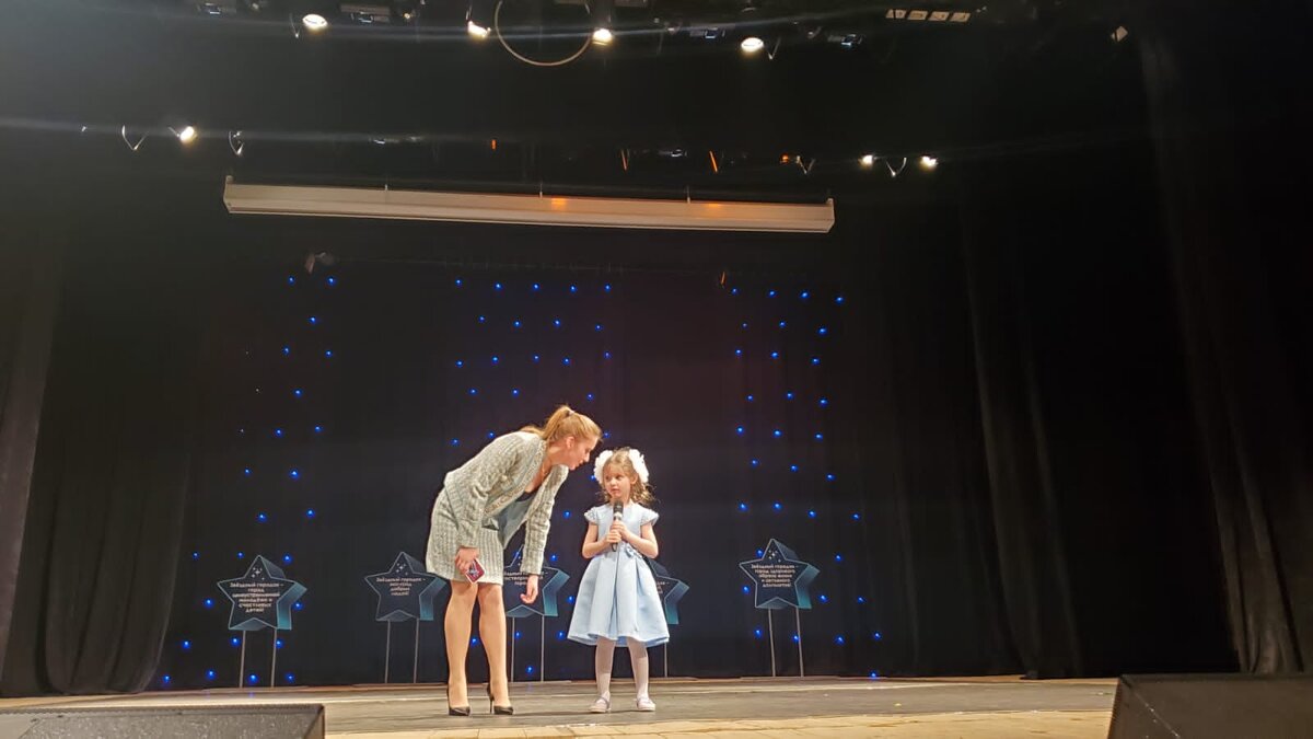 Отчетник первый у младших.