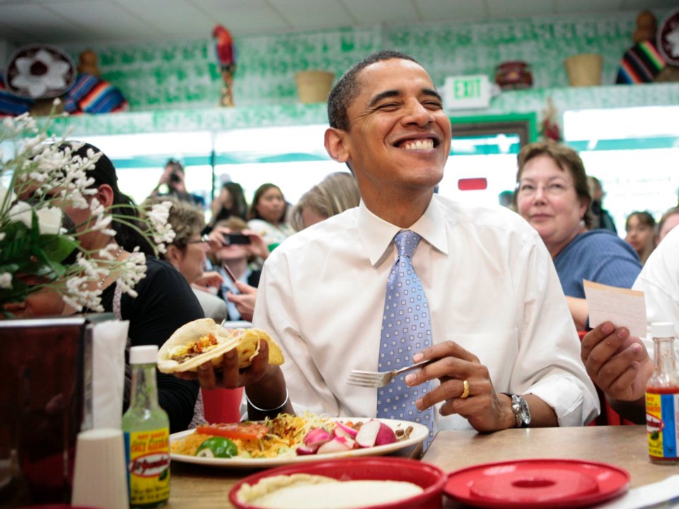 Ёда обама. Медведев обама бургеры. Шеф повар барака обамы. Барак обама ест. Джо байден с мороженым.