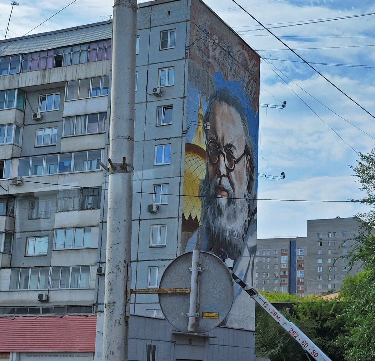     Святитель Лука вместе со знаменитыми красноярскими деятелями искусства, учеными и спортсменами удостоился собственного мурала. Фото: Петр Фонтаныч